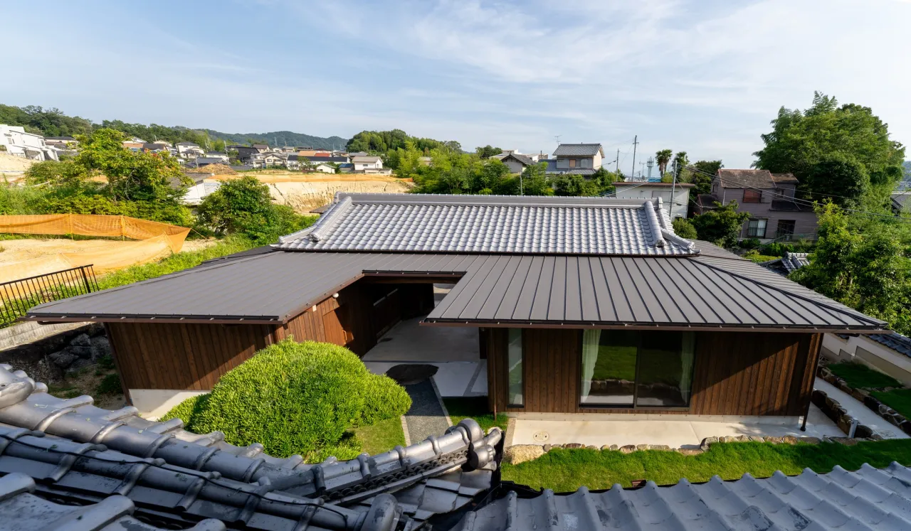 既存の門屋に巻き付くように3方向に増築しました。